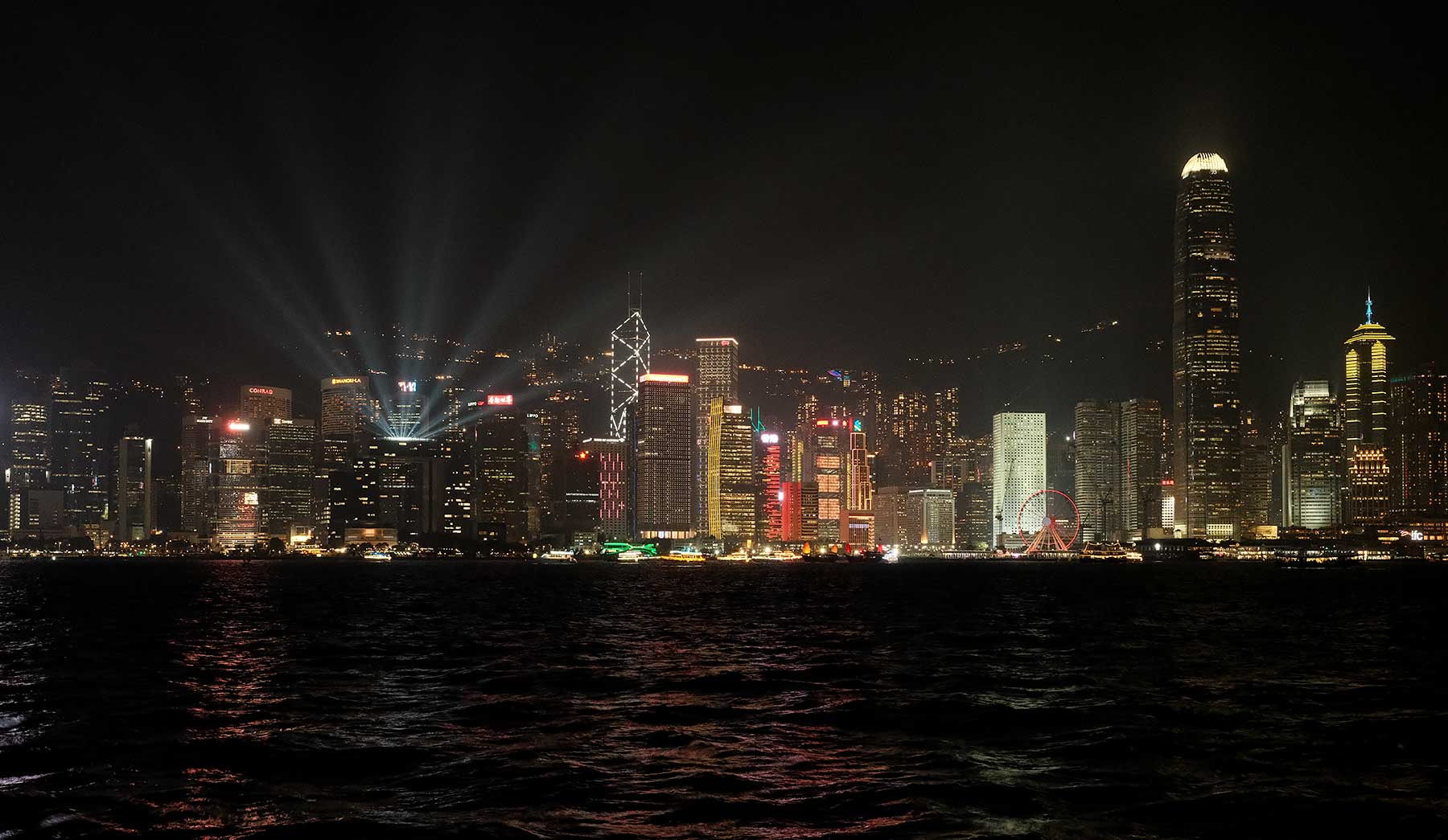 Symphony of Lights om 20 uur vanaf de Avenue of Stars in Hong Kong