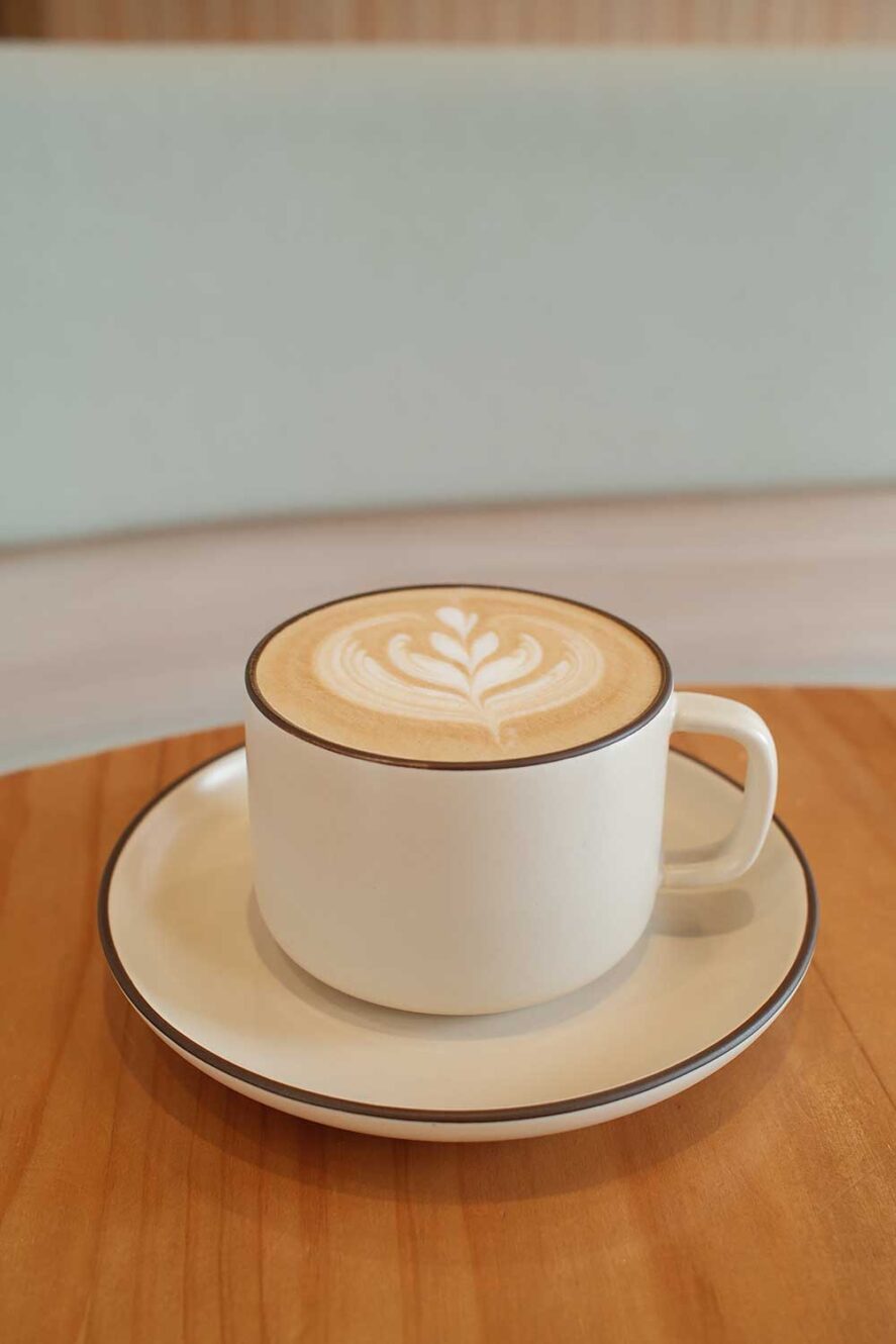 Cappuccino bij Roommate, a cafe in Kowloon vlakbij Kowloon Walled City Park