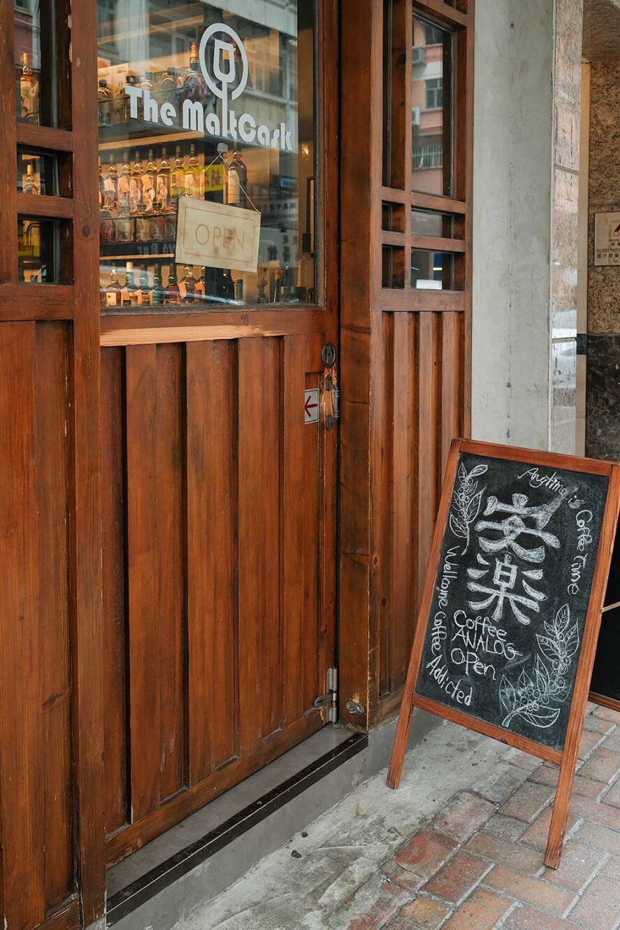 Coffee Analog in Kowloon, Hong Kong. Koffiebar gedurende de dag, whiskey bar in de avond 