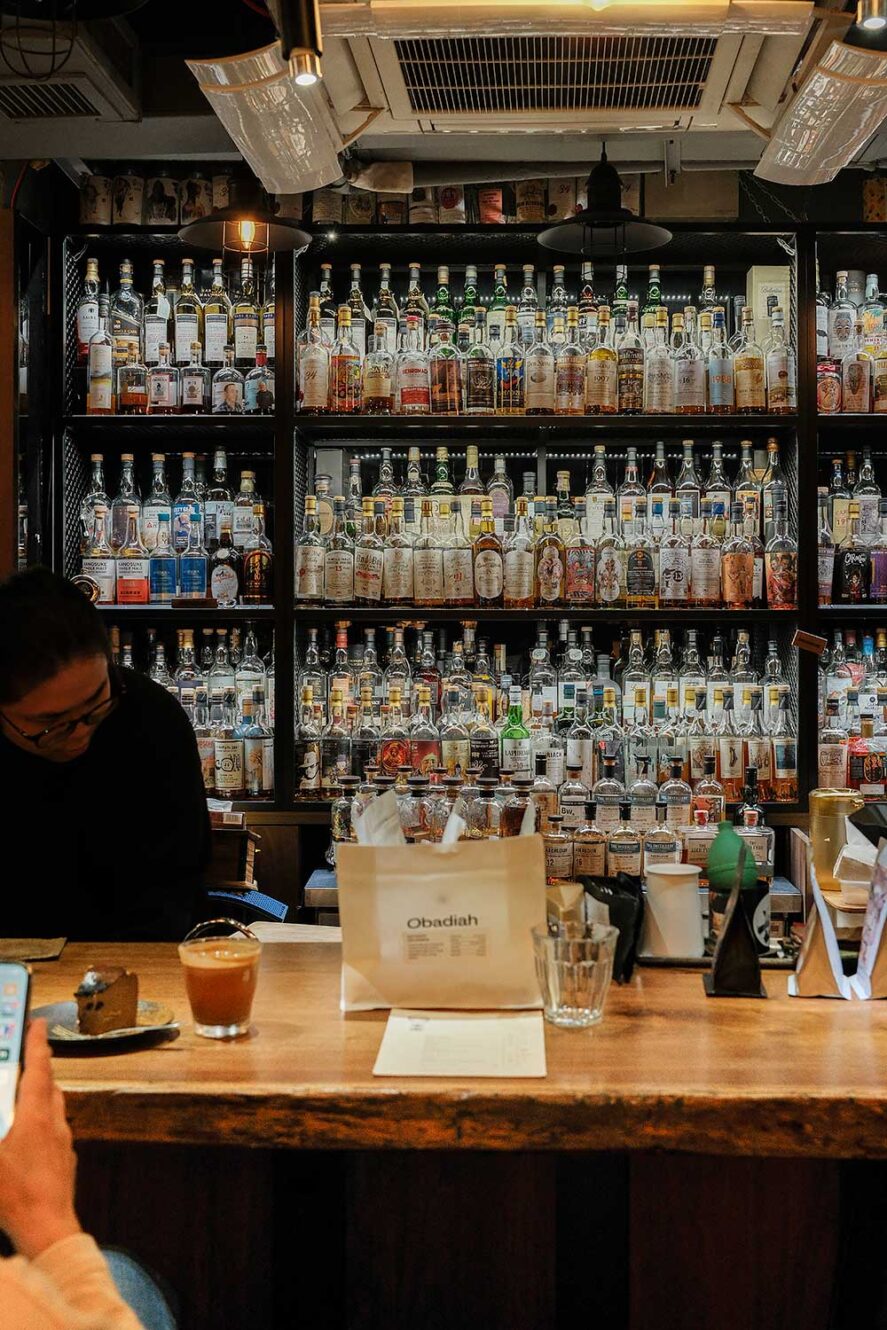 Coffee Analog in Kowloon, Hong Kong. Koffiebar gedurende de dag, whiskey bar in de avond 