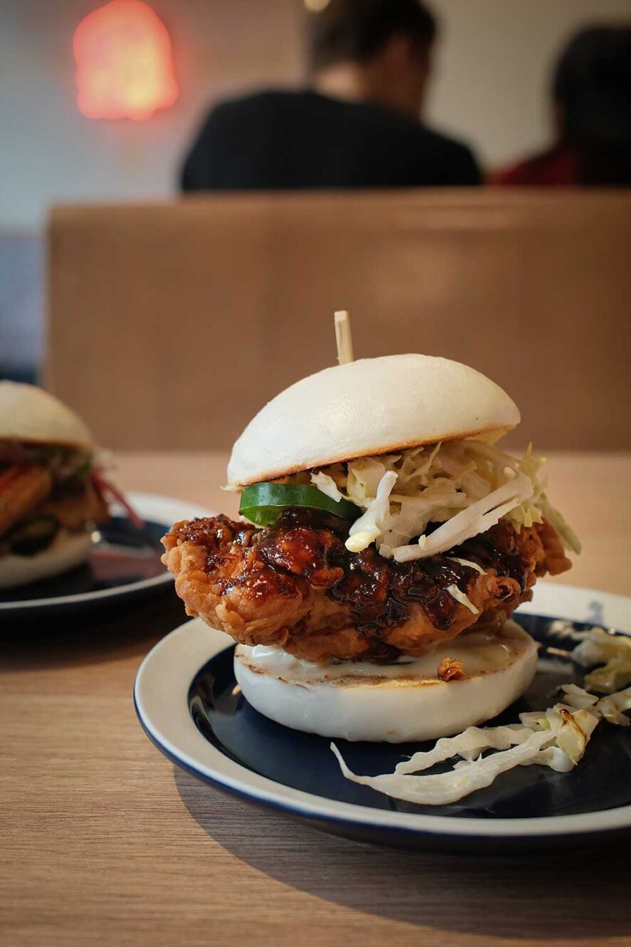 Fried chicken bao bij Little Bao in Causeway Bay, Hong Kong