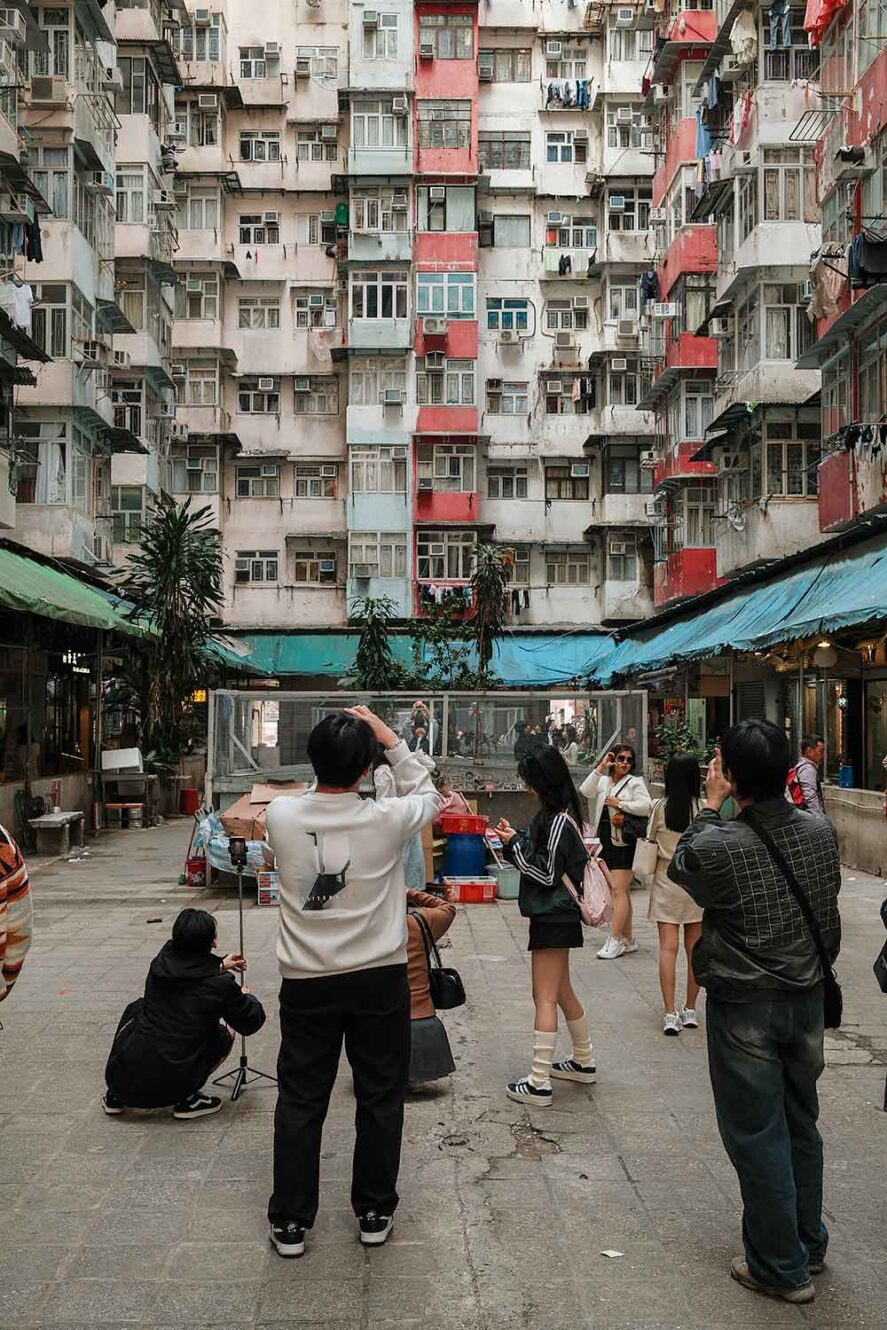 Toeristen nemen foto's van het Monster Building in Hong Kong