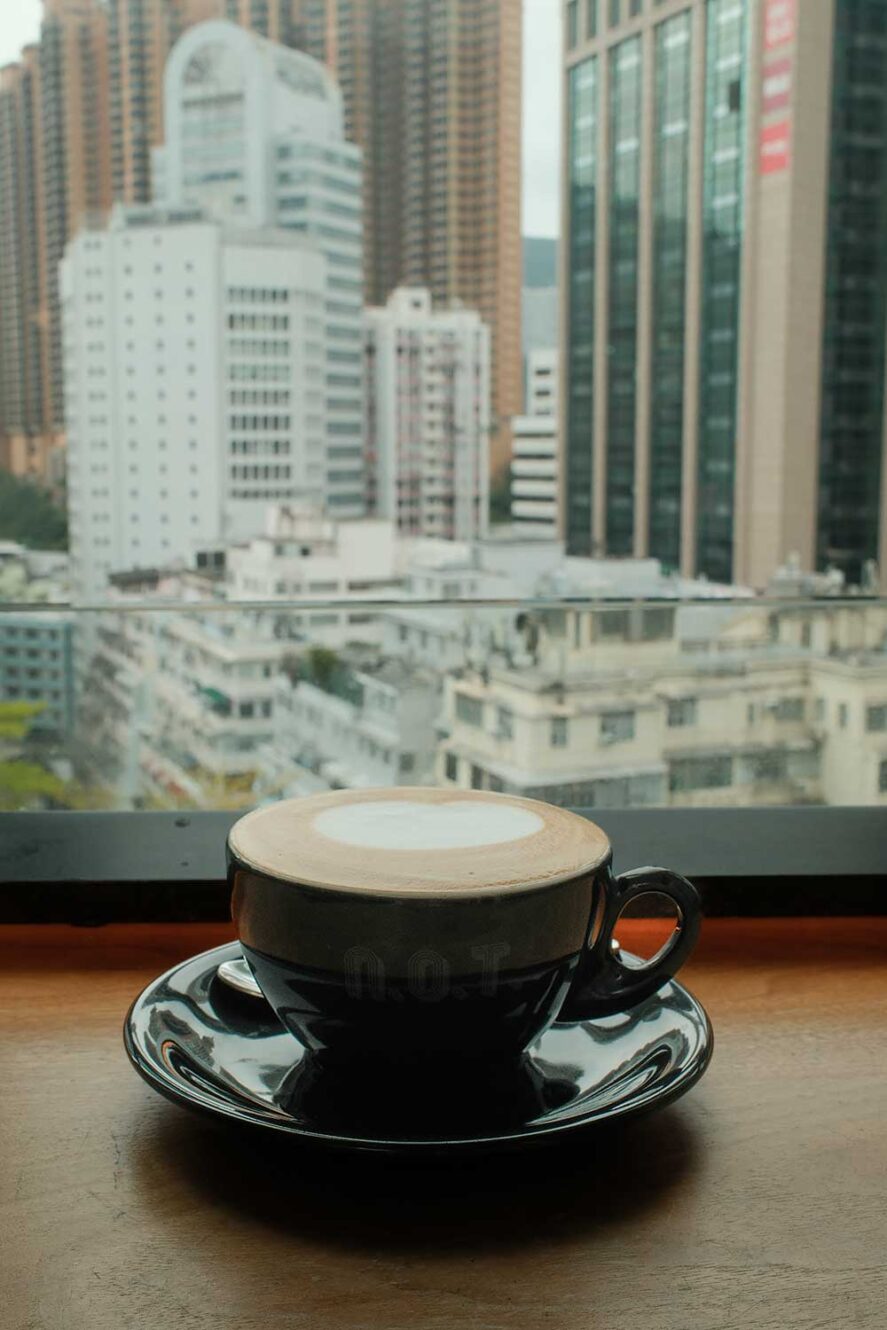 Cappuccino met uitzicht bij N.O.T. Specialty Coffee in Hysan Place in Hong Kong