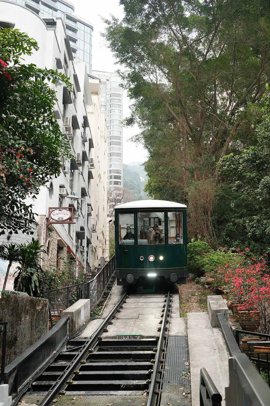 Peak tram komt aan bij het station