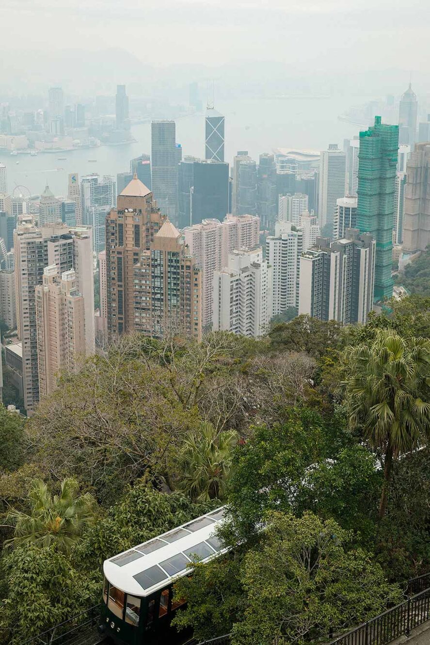 Peak Tram bij Victoria Peak met uitzicht op Hong Kong