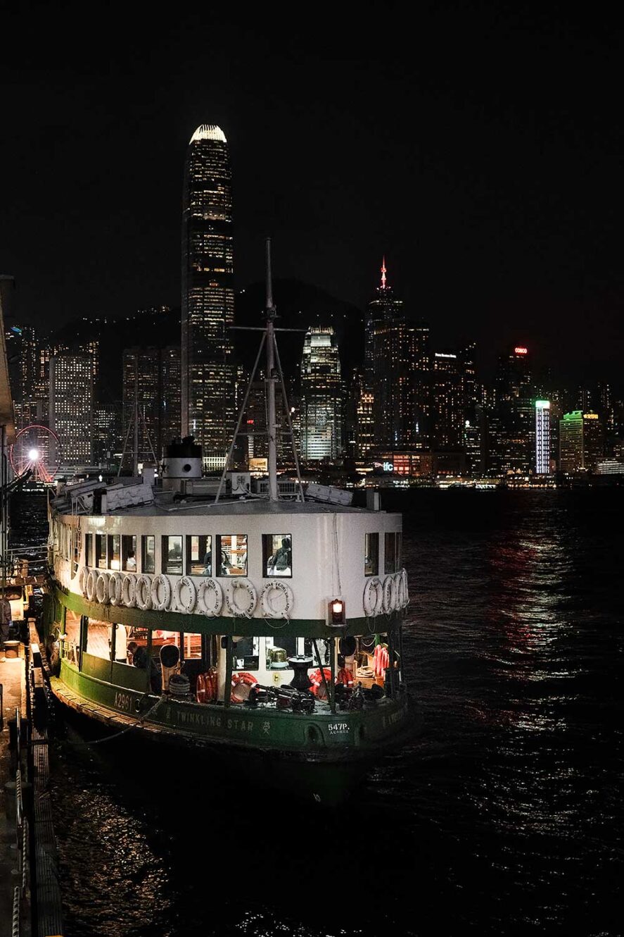 Star Ferry in de avond in Hong Kong