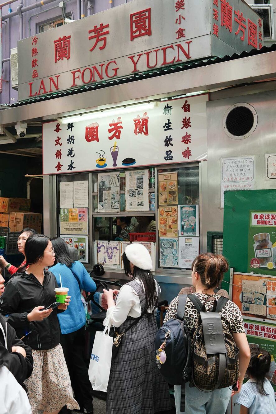 Mensen staan in de rij en kijken op hun telefoon bij Lan Fong Yuen in Central Hong Kong