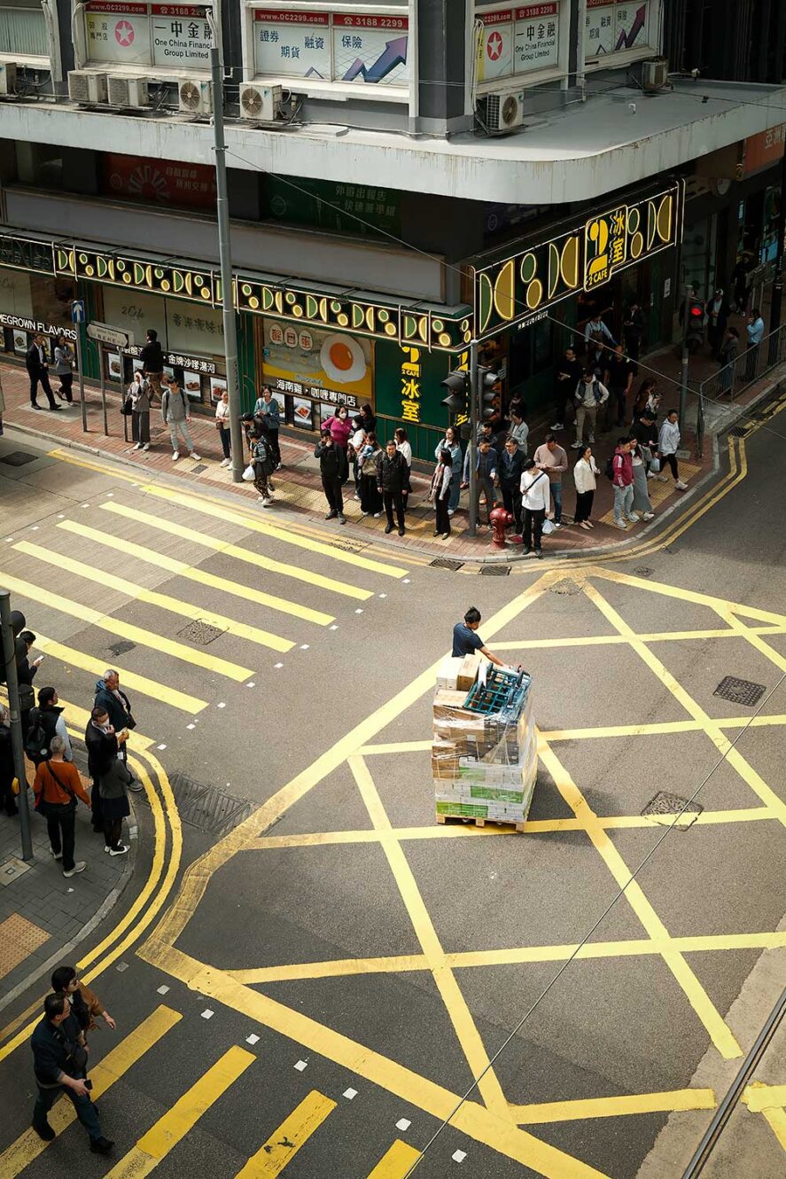 Gele patronen op straat in Hong Kong