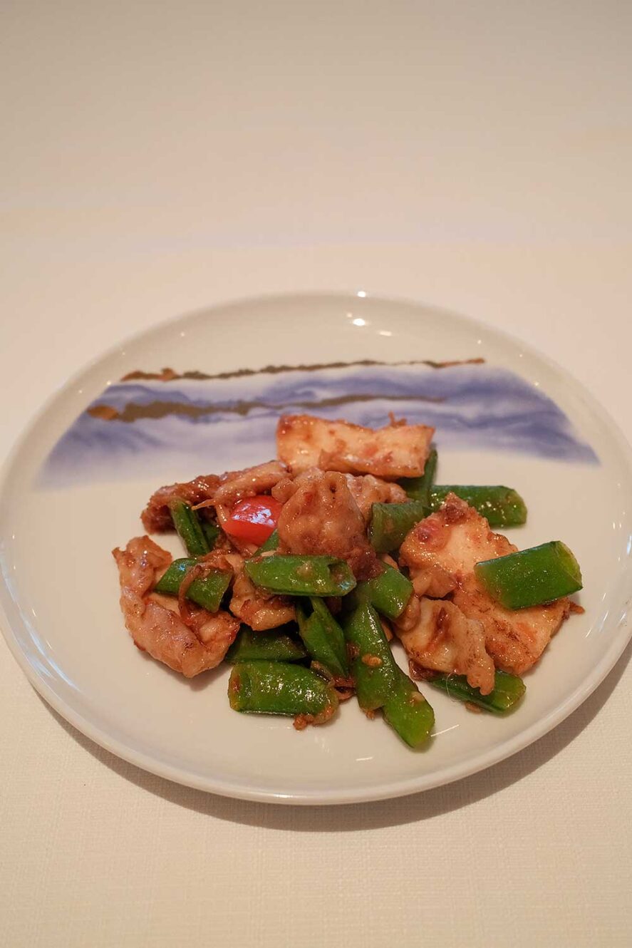 Kip met XO sauce bij Michelin ster restaurant Duddell's in Hong Kong