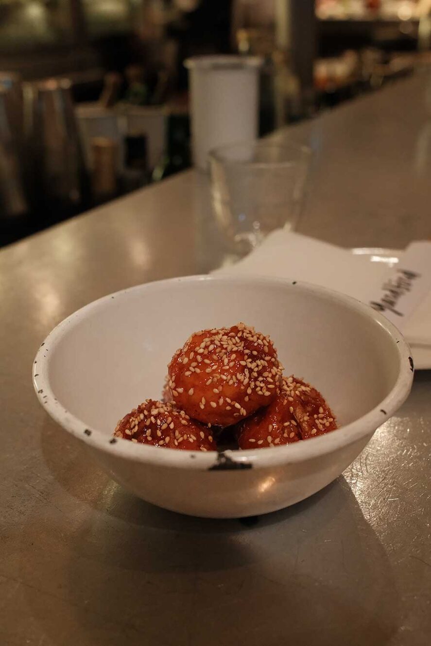 Modern Michelin ster restaurant Yardbird in Hong Kong - KFC Korean cauliflower