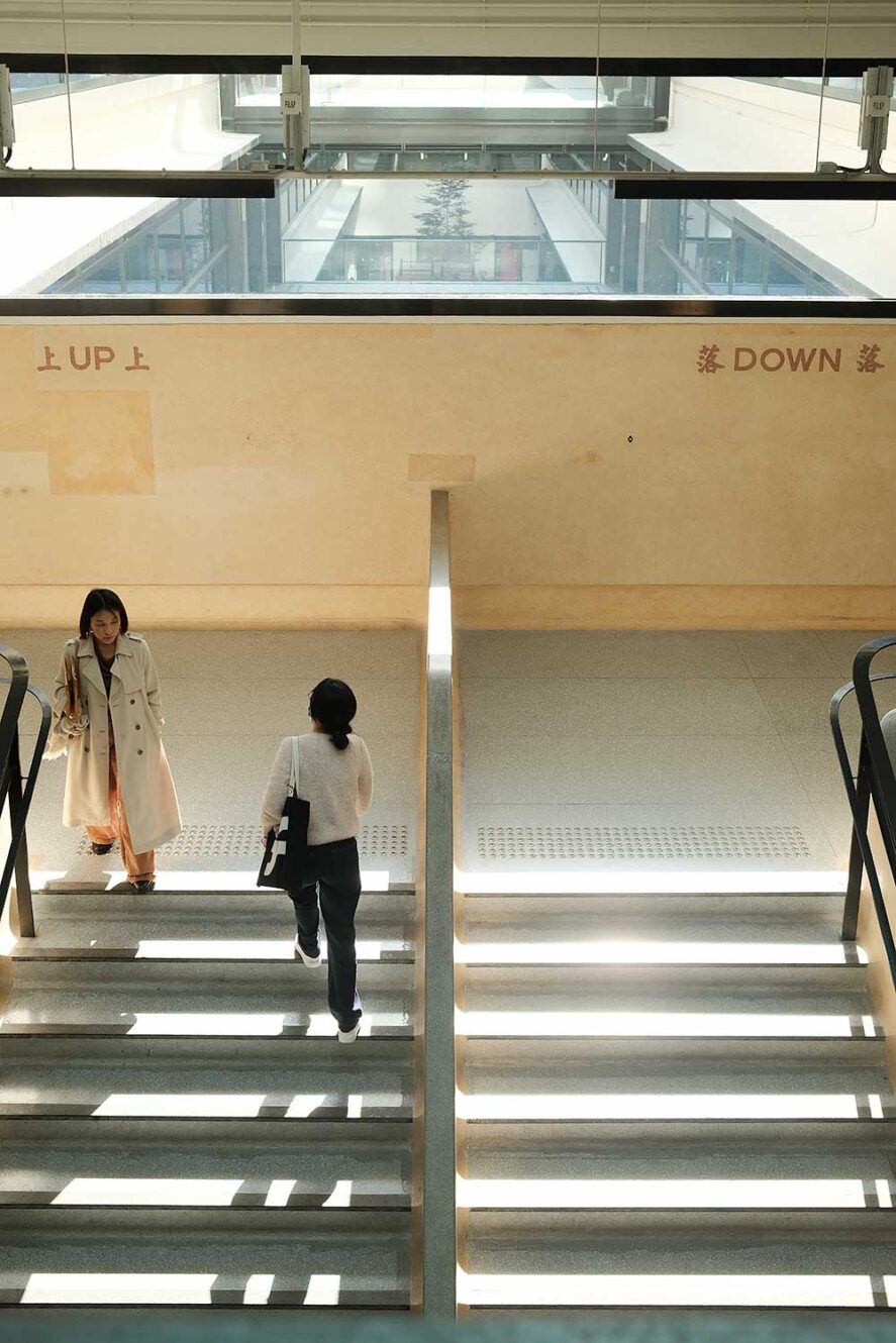 Mensen lopen de trap op en af in Central Market, Hong Kong