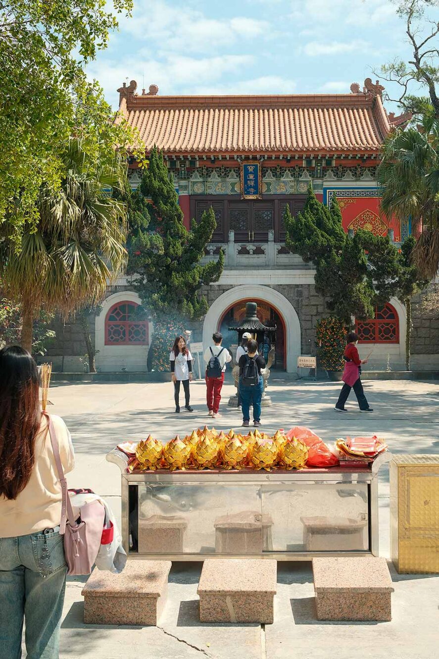 Mensen bezoeken de Po Lin Monastery in Hong Kong