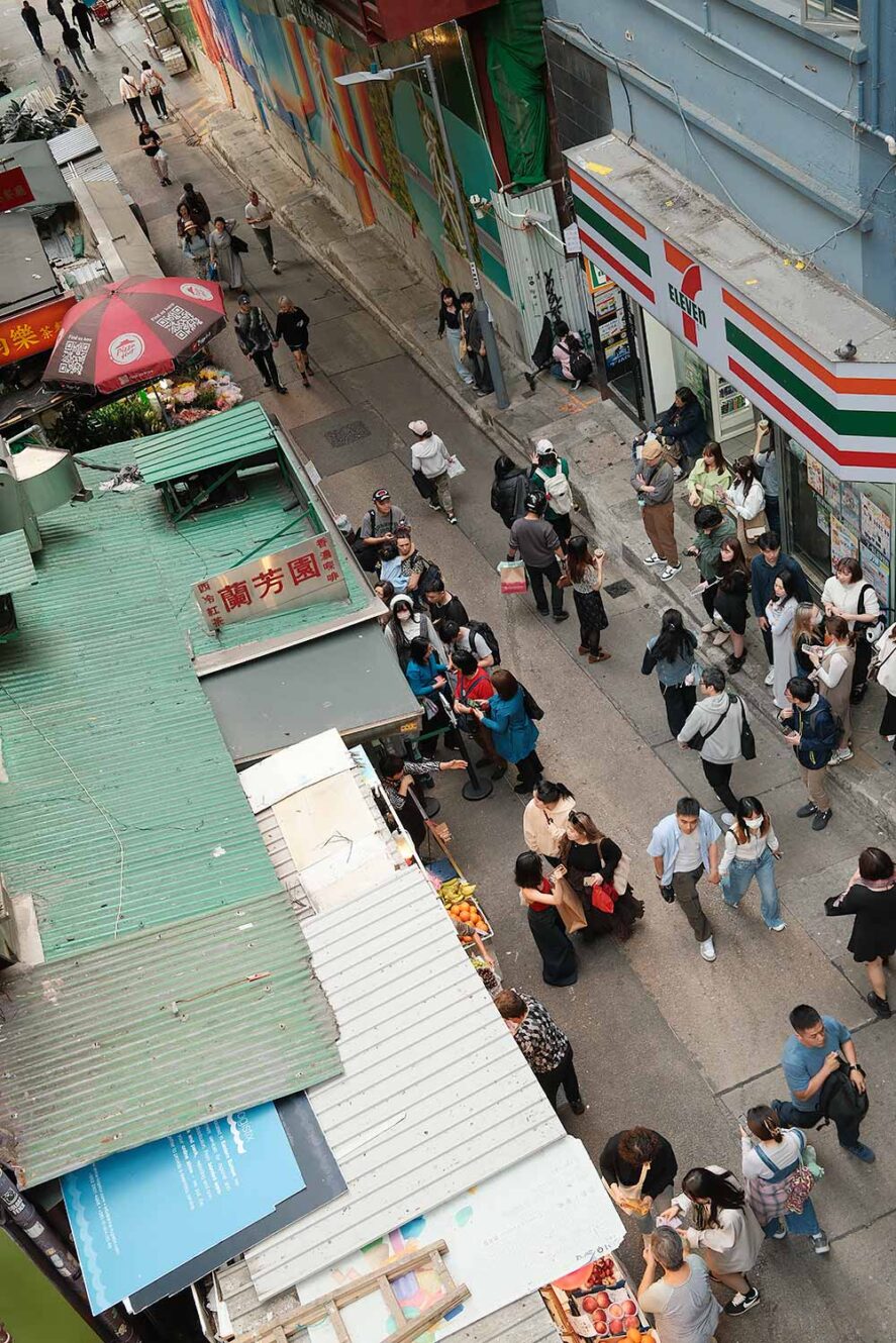 Mensen lopen op straat in Hong Kong, gezien vanaf de roltrappen
