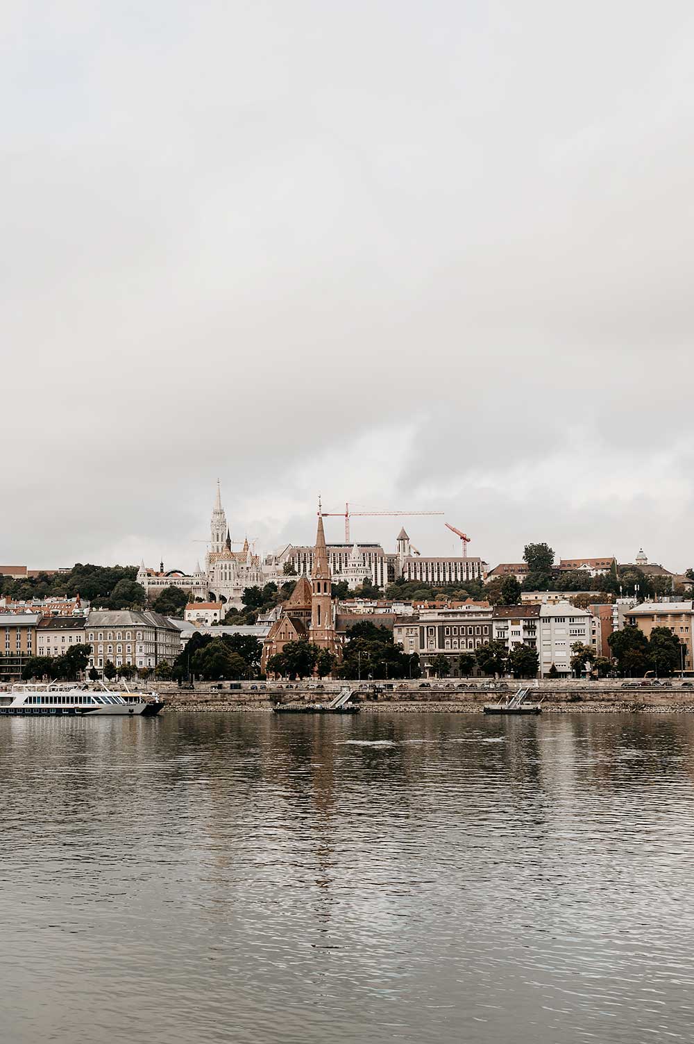 Donau in Boedapest met het Vissersbastion aan de andere kant van de rivier.