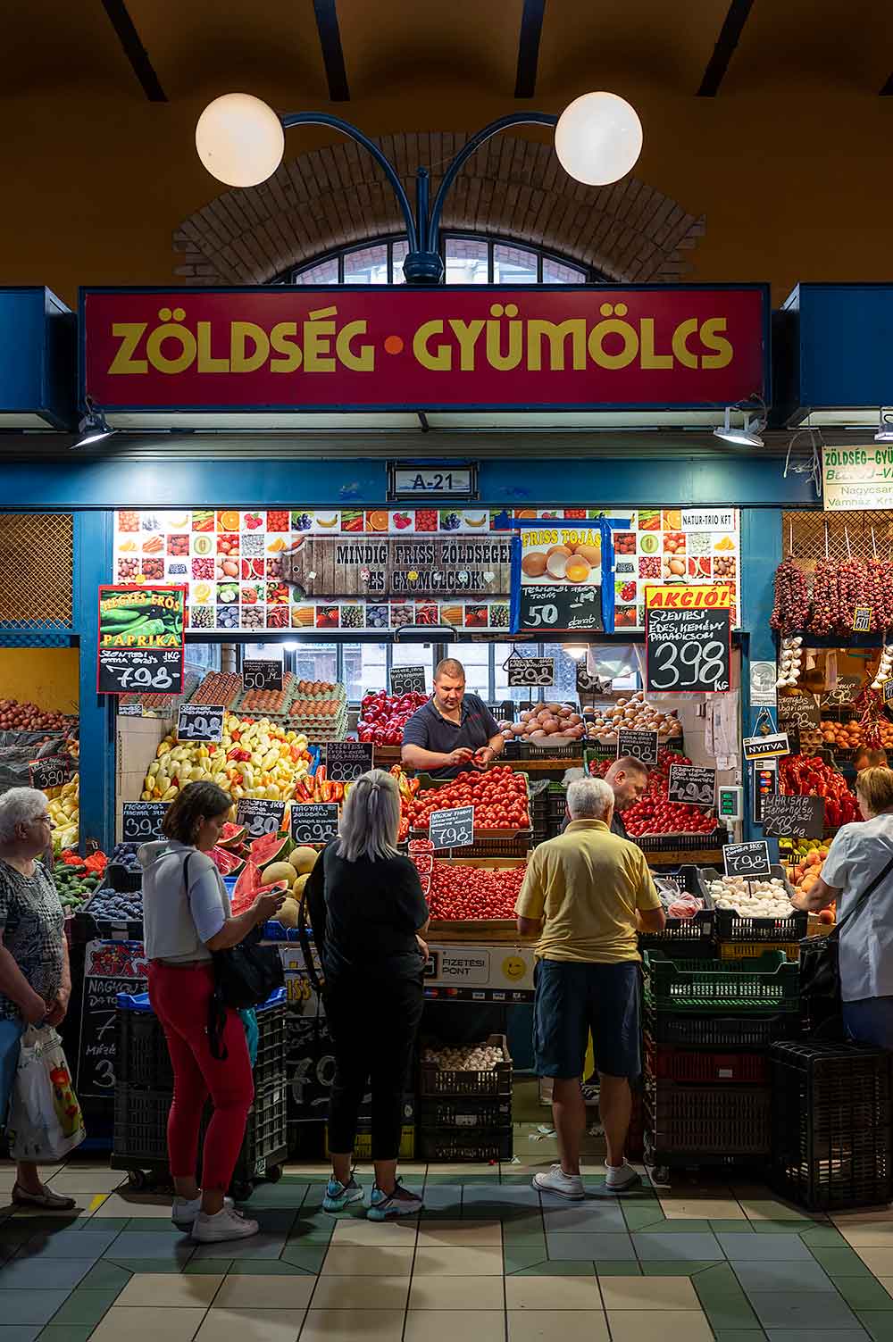 Man verkoopt groente en fruit in de Grote Markthal in Boedapest