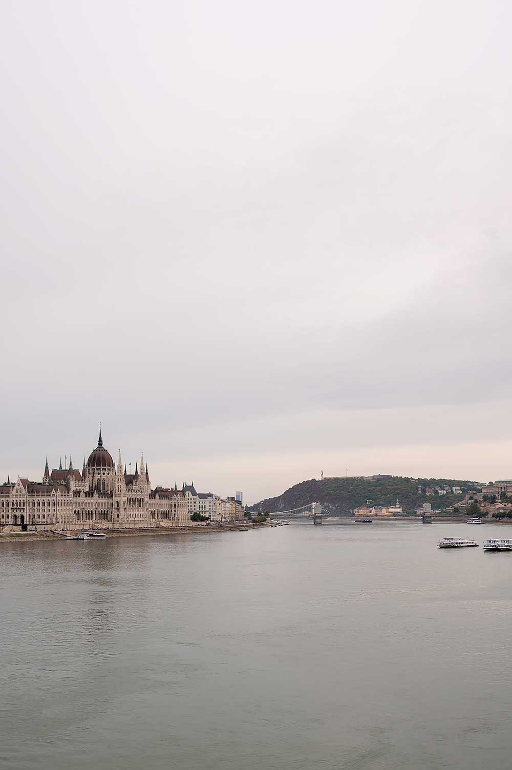 De Donau met het parlementsgebouw en de Kettingbrug in Boedapest