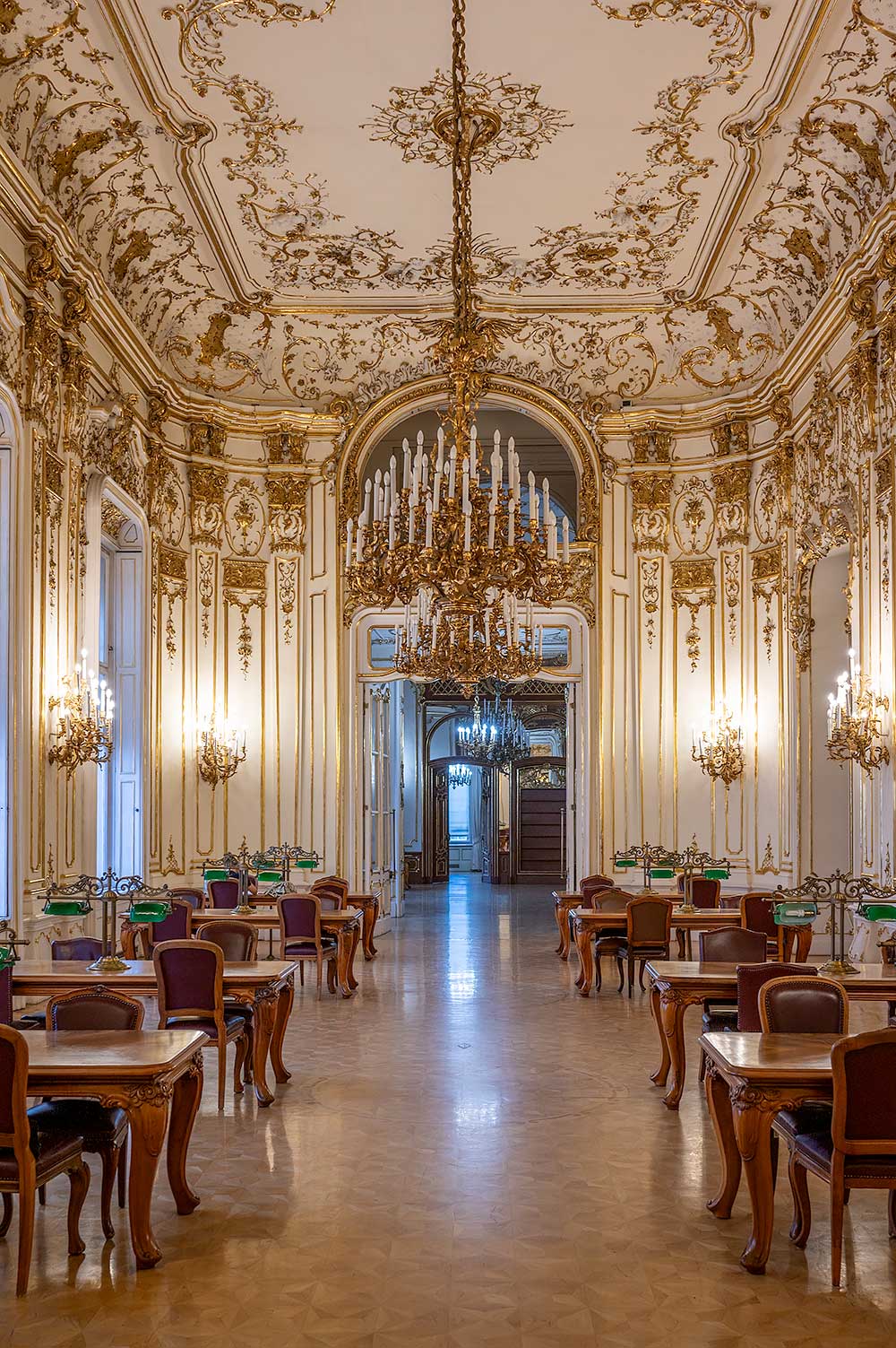 Een prachtige verborgen parel in Boedapest is de Metropolitan Ervin Szabó Bibliotheek in het Wenckheim Paleis, een van de mooiste bezienswaardigheden in Boedapest