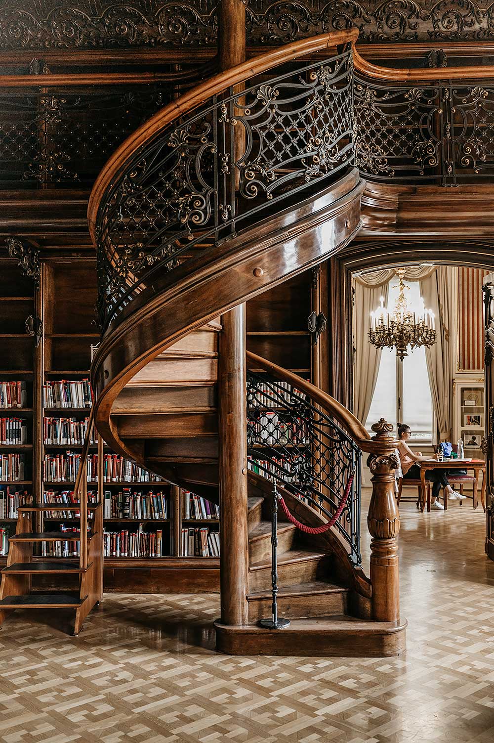 Een prachtige verborgen parel in Boedapest is de Metropolitan Ervin Szabó Bibliotheek in het Wenckheim Paleis, een van de mooiste bezienswaardigheden in Boedapest