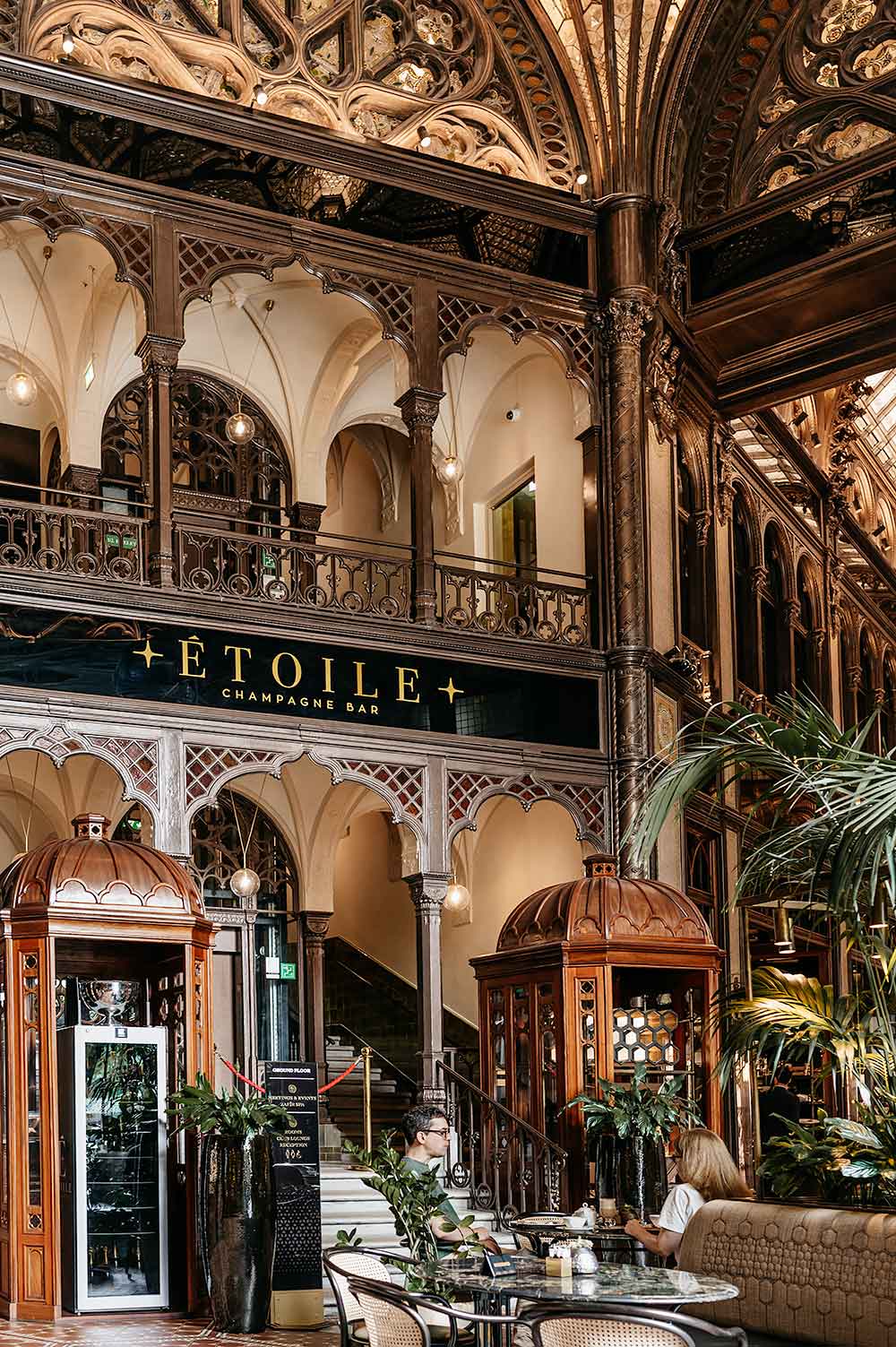 Champagne Bar in Parisi Passage, een verborgen parel en bezienswaardigheid in Boedapest