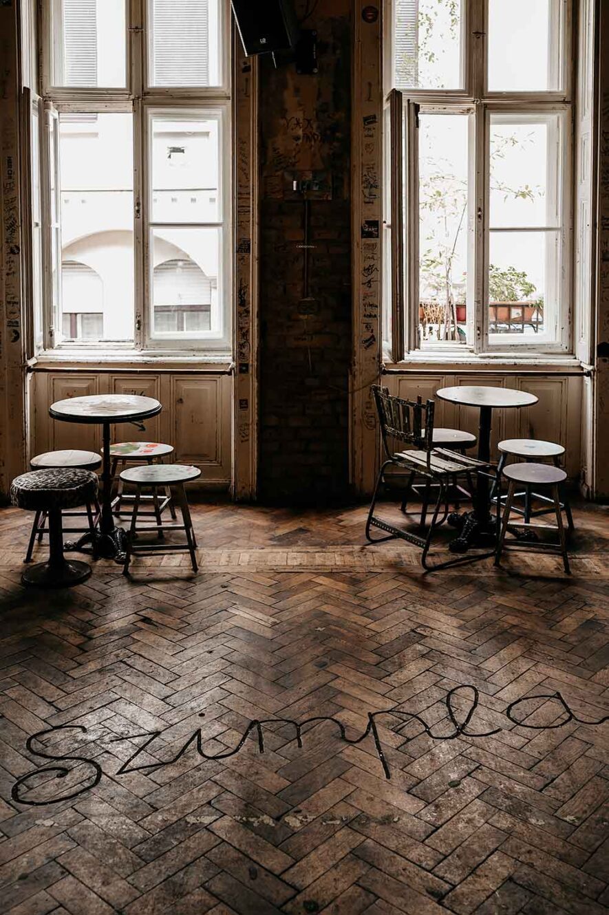 Houten vloeren met de tekst Szimpla bij ruinebar Szimpla Kert in Boedapest