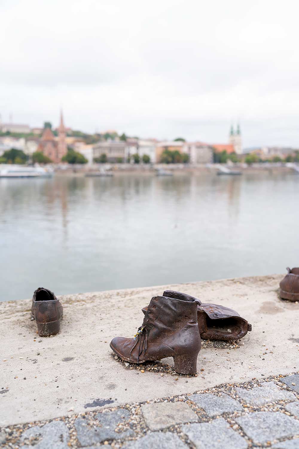 Schoenenmonument op de kade langs de Donau