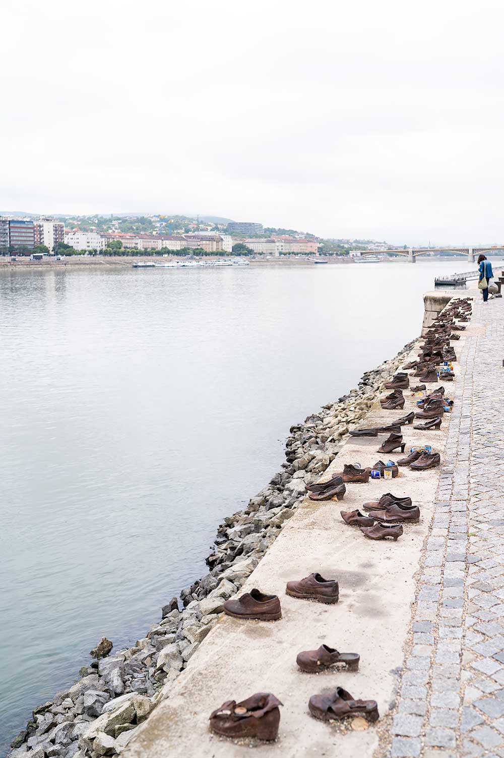 Schoenenmonument op de kade langs de Donau