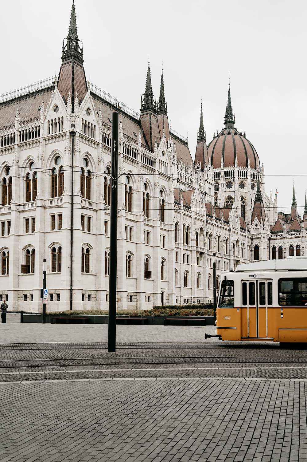 Een van de leukste dingen om te doen in Boedapest is een ritje met de 'sightseeing' tram 2 die je langs veel highlights van de stad brengt zoals het Parlementsgebouw.