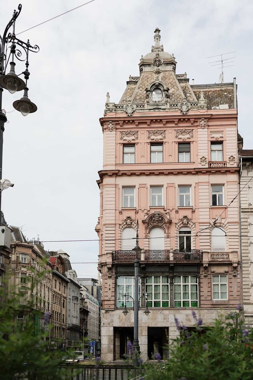 Oud, roze gebouw met mooie architectuur in Boedapest