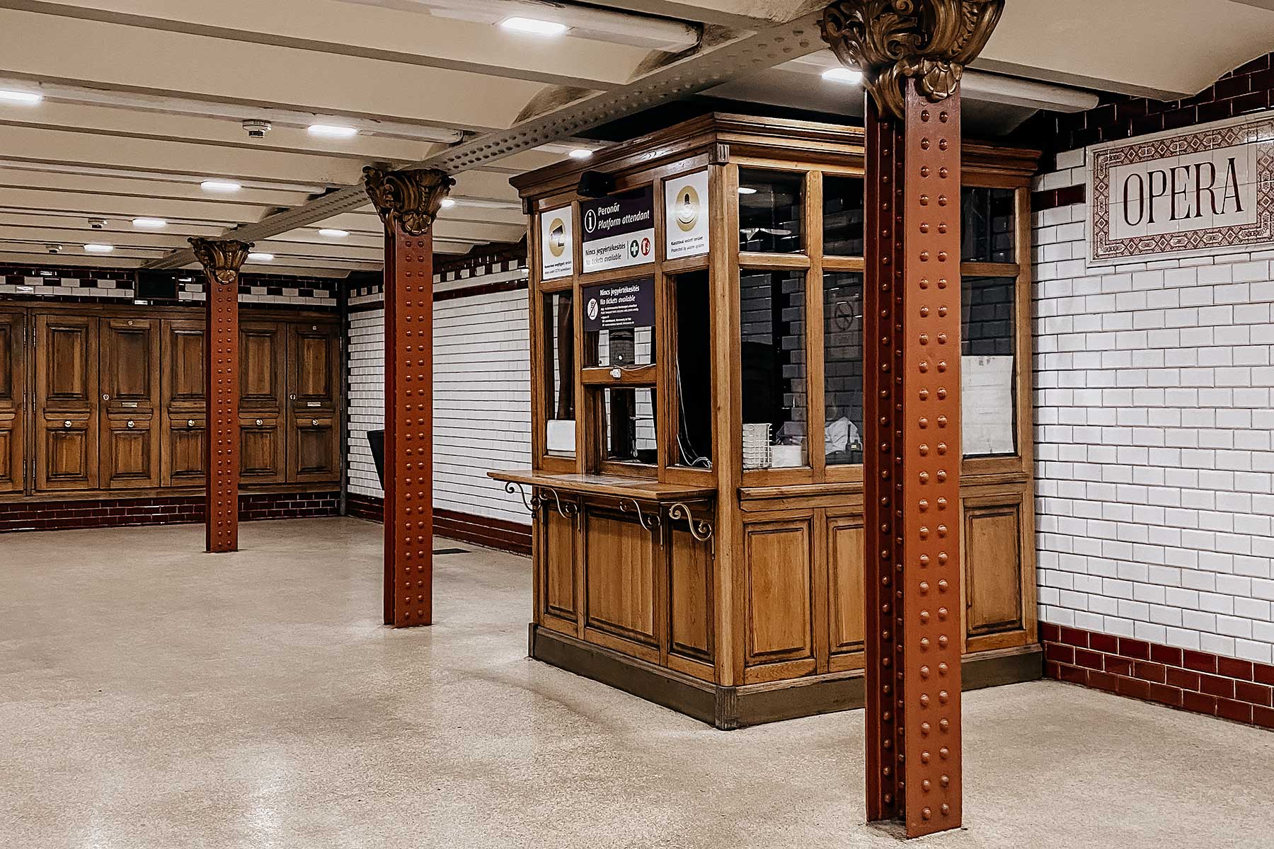 M1 Metrolijn, de oudste metrolijn op het Europese vasteland. Station Opera. 