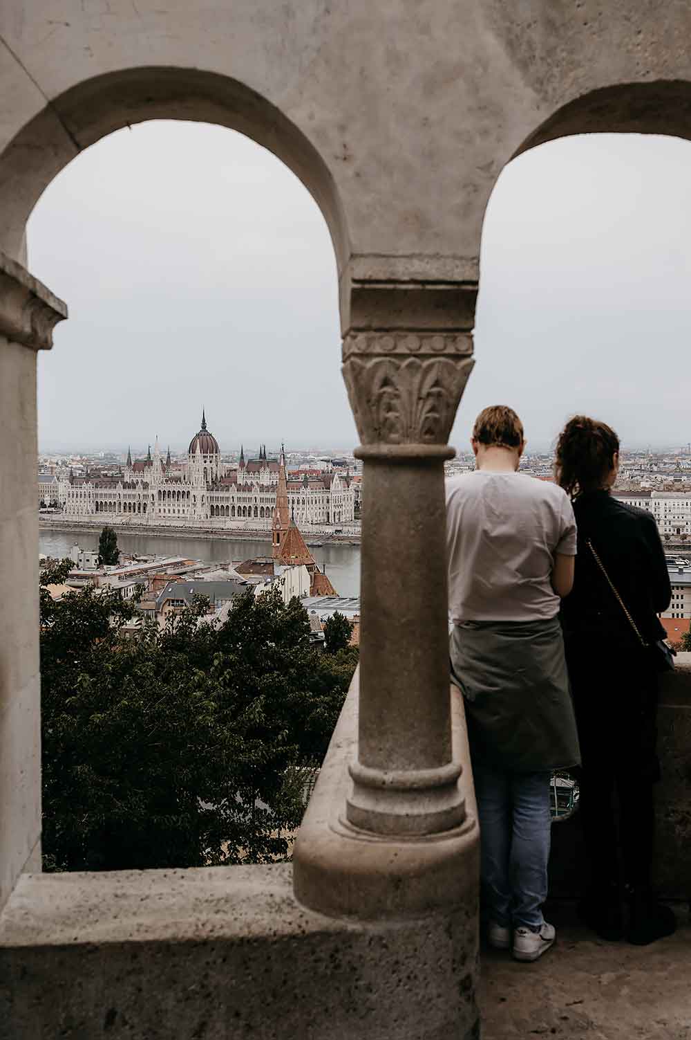Mensen kijken naar het Parlementsgebouw vanaf het Vissersbastion