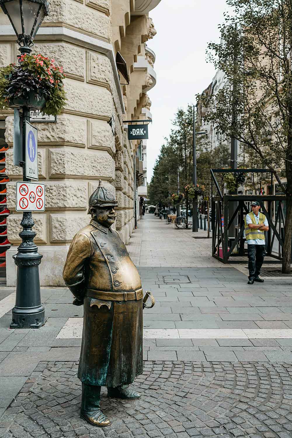 Beeld van een oude politieman in Boedapest