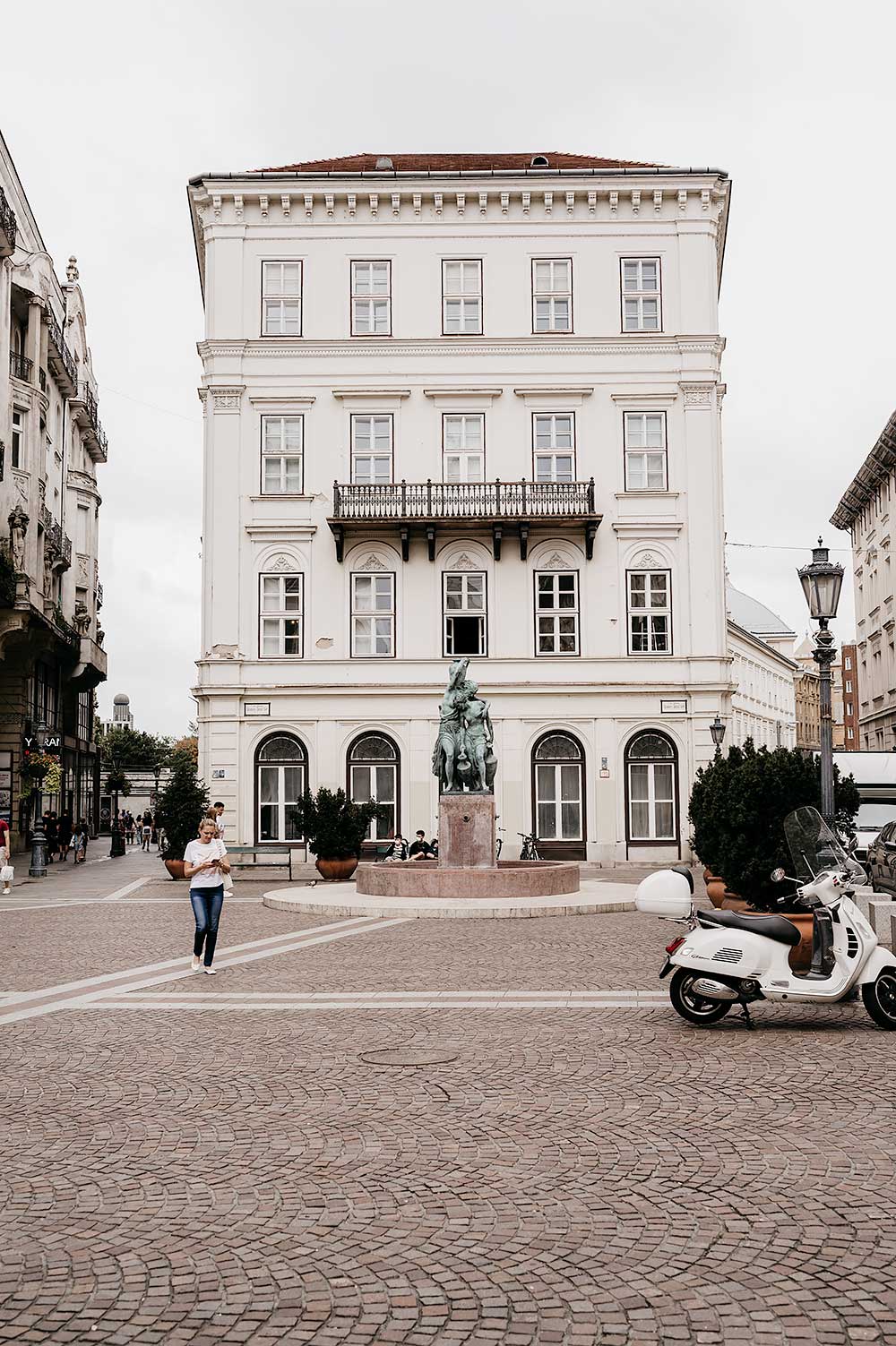 Wit gebouw in Boedapest