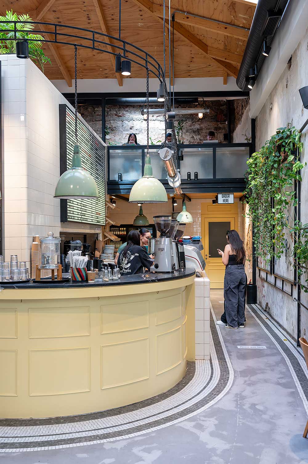 Dope Roasting cafe in Athene met industrieel interieur