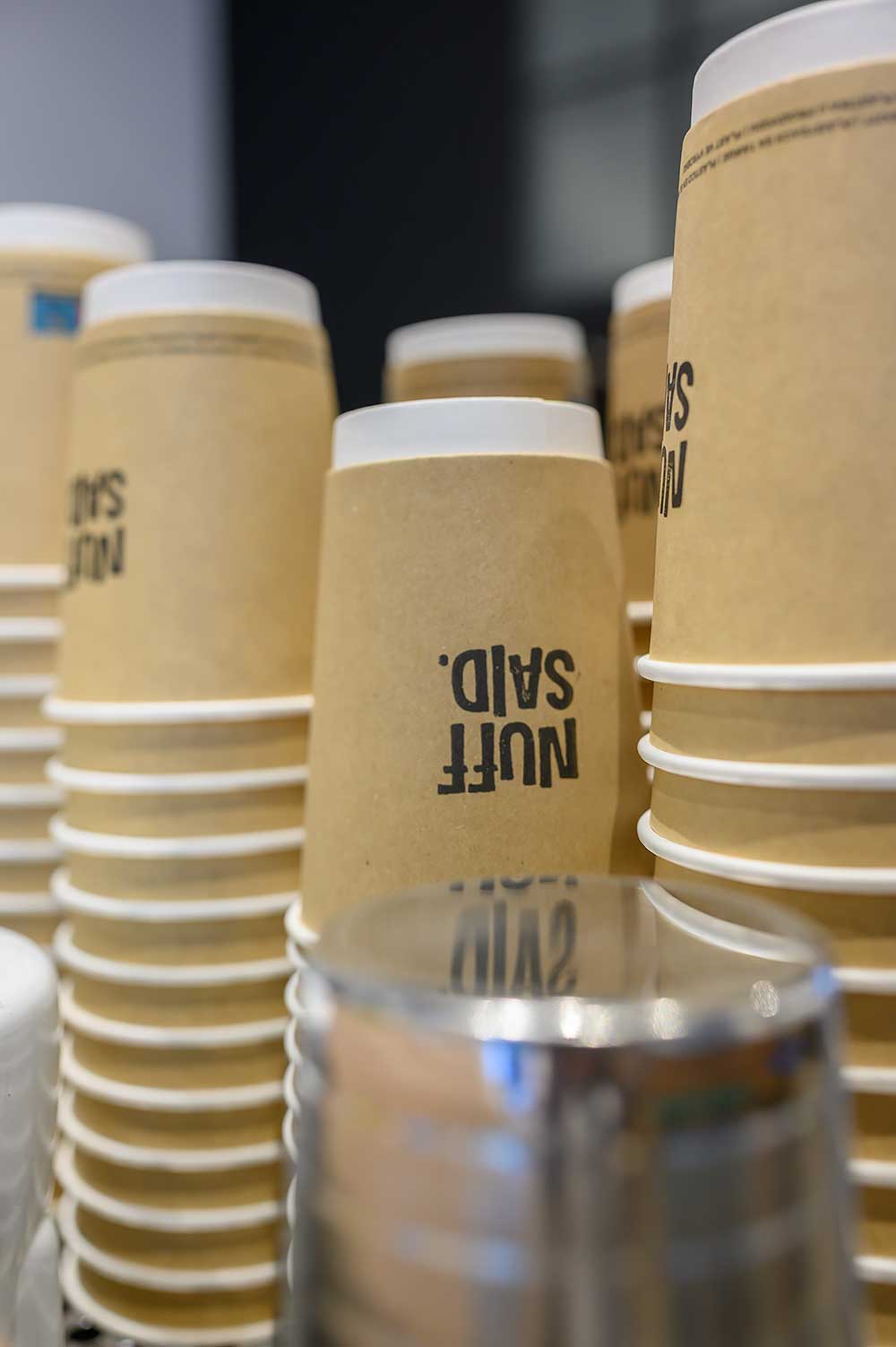 Koffiekopjes bij Nuff Said in Athene