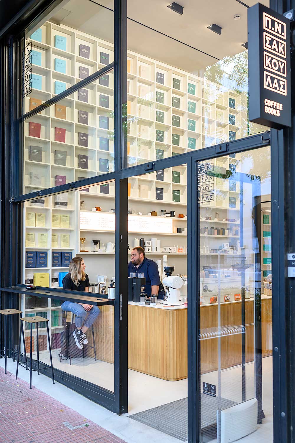Sakkoulas Cafe combineert een juridische boekwinkel met een cafe voor goede koffie in Athene