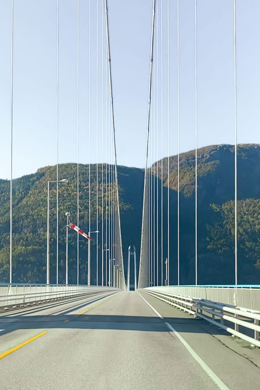 Via de Hardanger Bridge het fjord oversteken met de auto