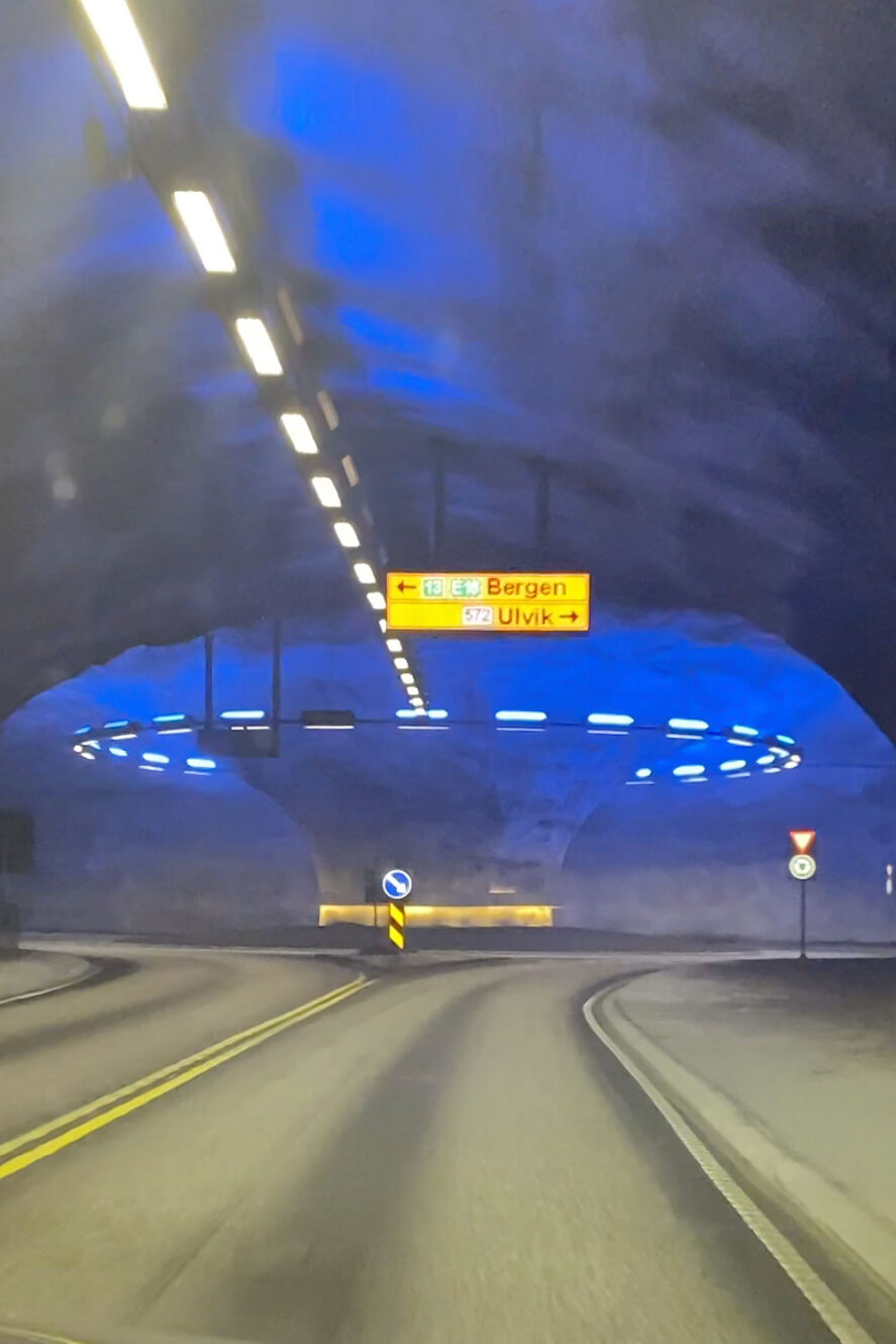Tunnel na de Hardanger Bridge met lichten die er als een ruimteschip uitzien