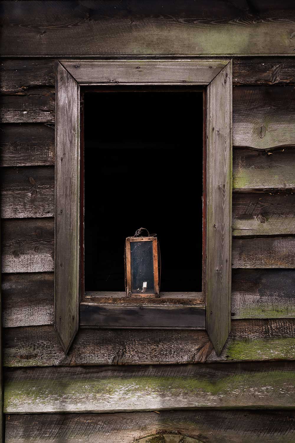 Traditioneel Noors dorp Agatunet tijdens een roadtrip ronde het Hardangerfjord