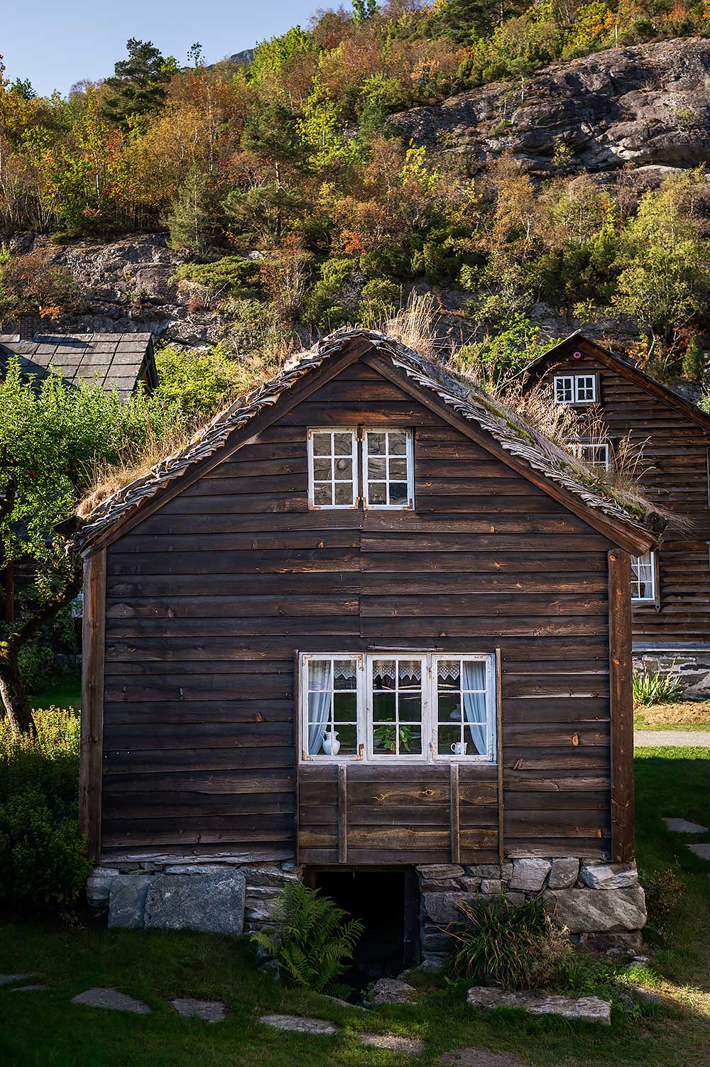 Traditioneel Noors dorp Agatunet tijdens een roadtrip ronde het Hardangerfjord