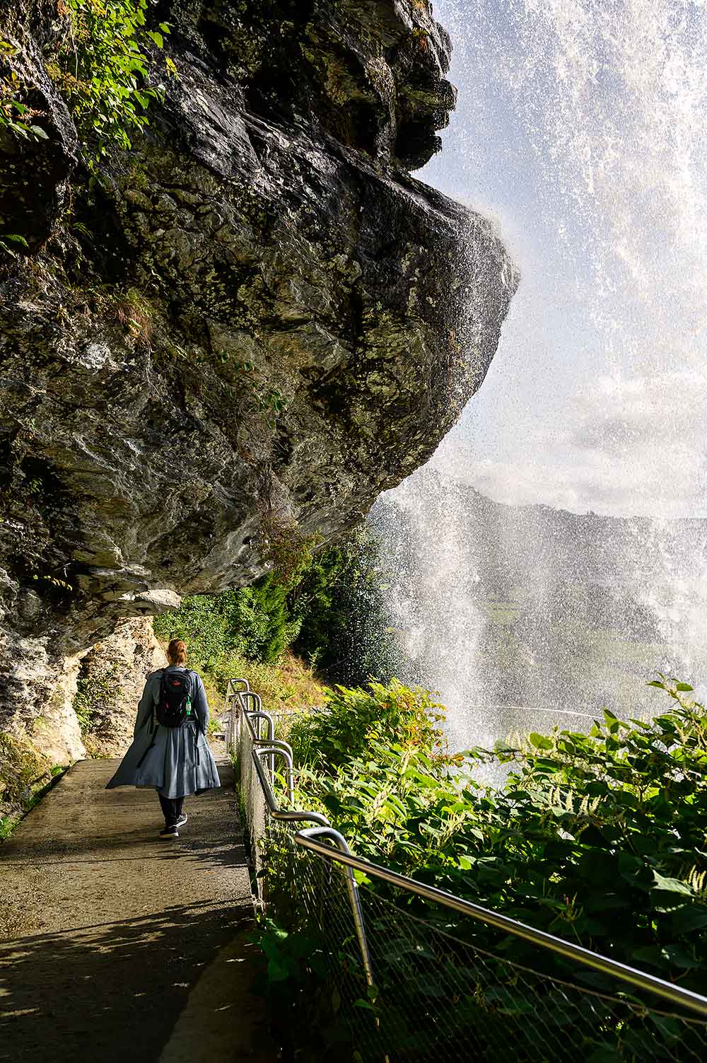 Lopen achter de Steinsdalsfossen waterval in Noorwegen vlakbij Bergen