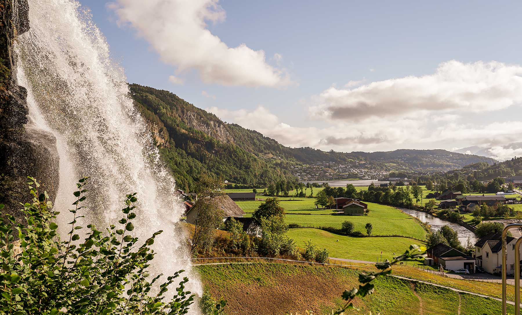 Uitzicht over het Noorse landschap gezien vanaf de Steinsdalsfossen waterval