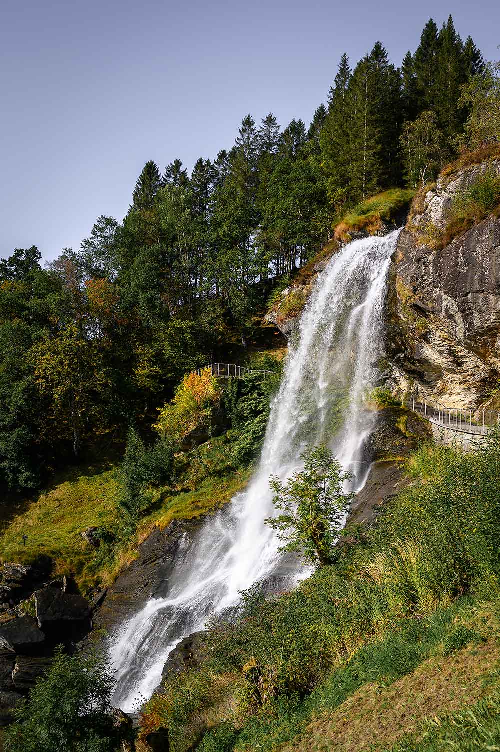 Steinsdalsfossen waterval in Noorwegen vlakbij Bergen