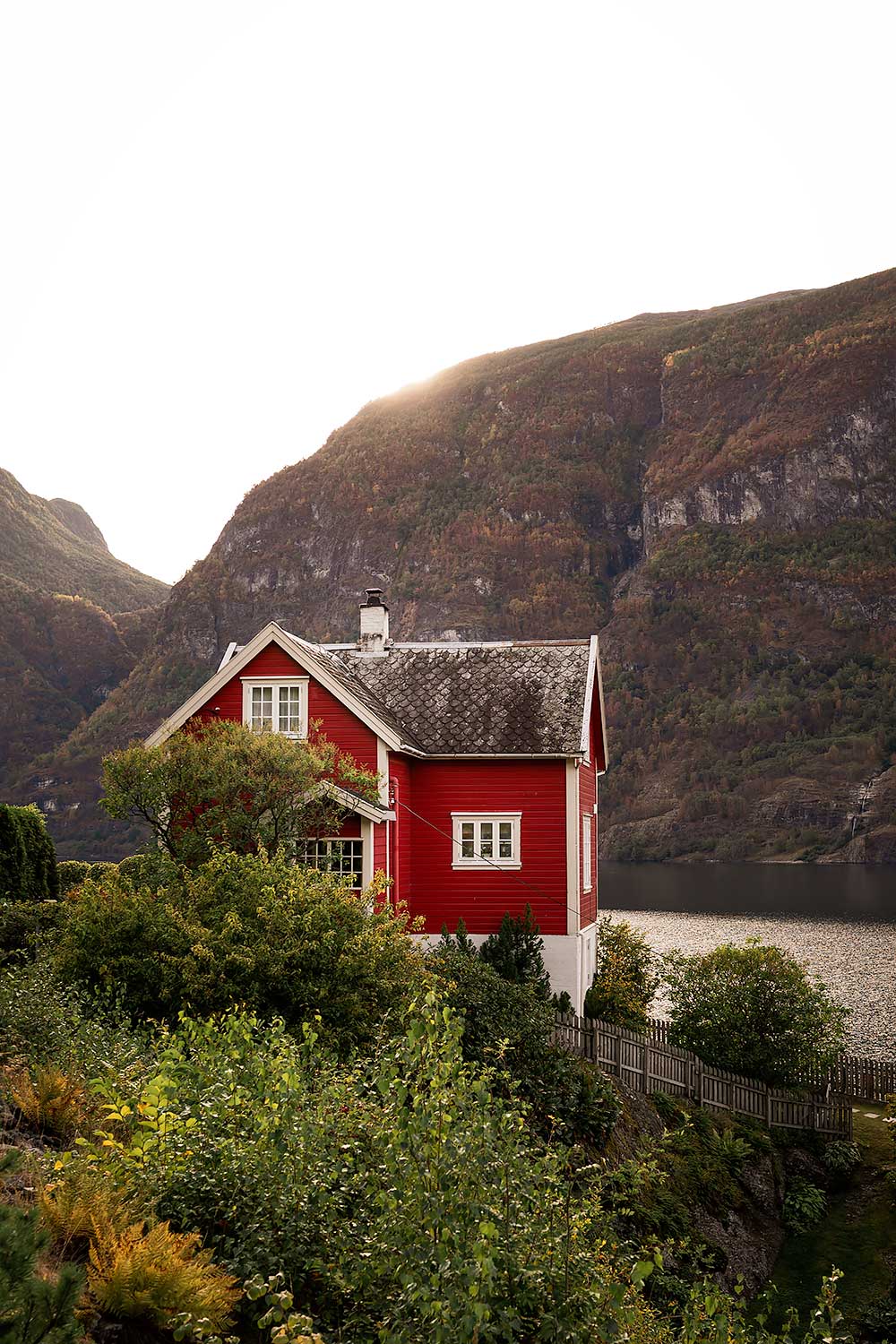 Mooi rood houten huis vlakbij Bergen, Noorwegen