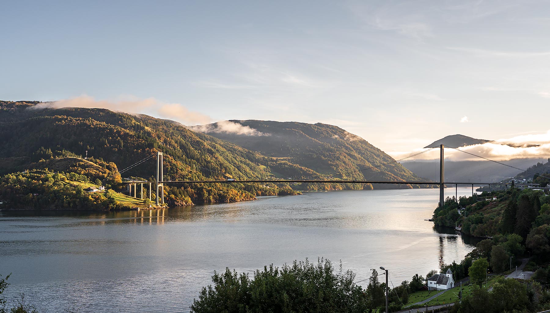 Hangbrug onderweg naar het Hardangerfjord in Noorwegen