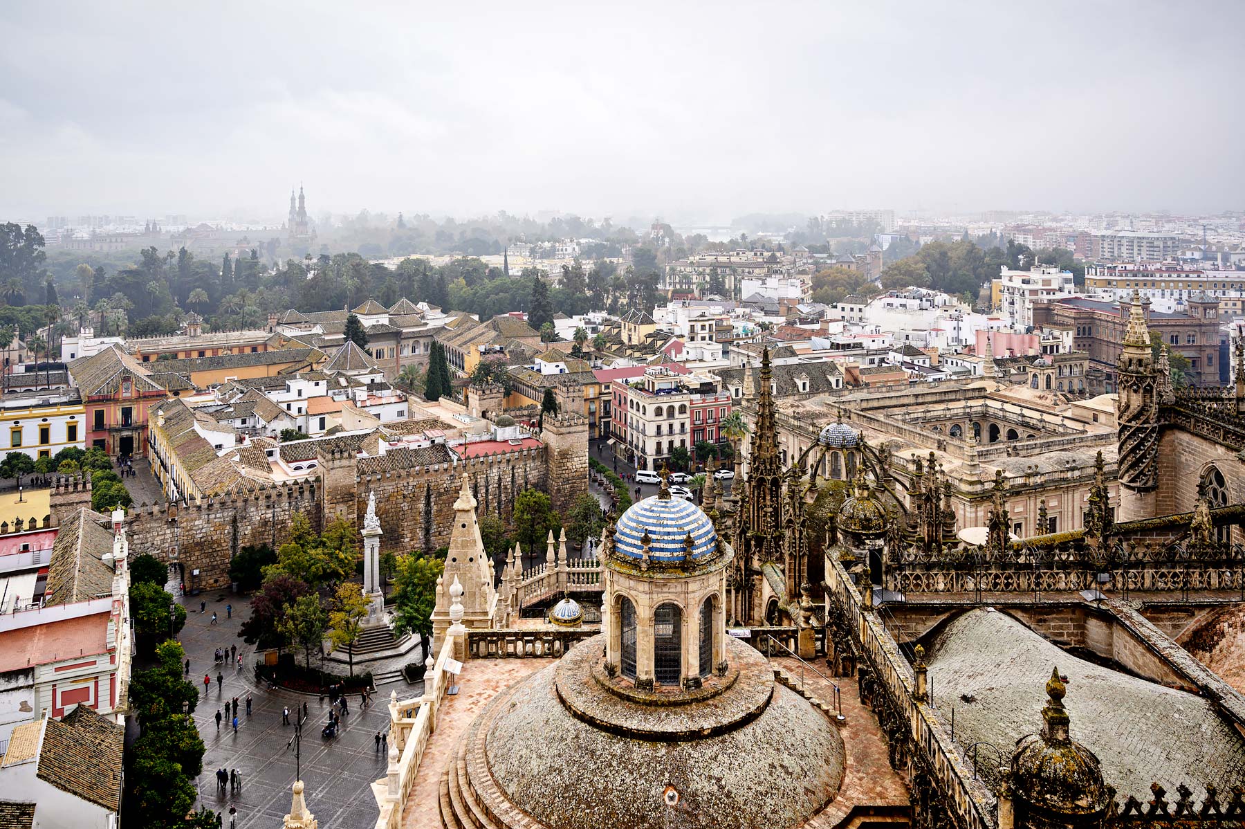 Uitzicht over Sevilla vanaf de klokkentoren La Giralda bij de Catedral Santa Maria de la Sede