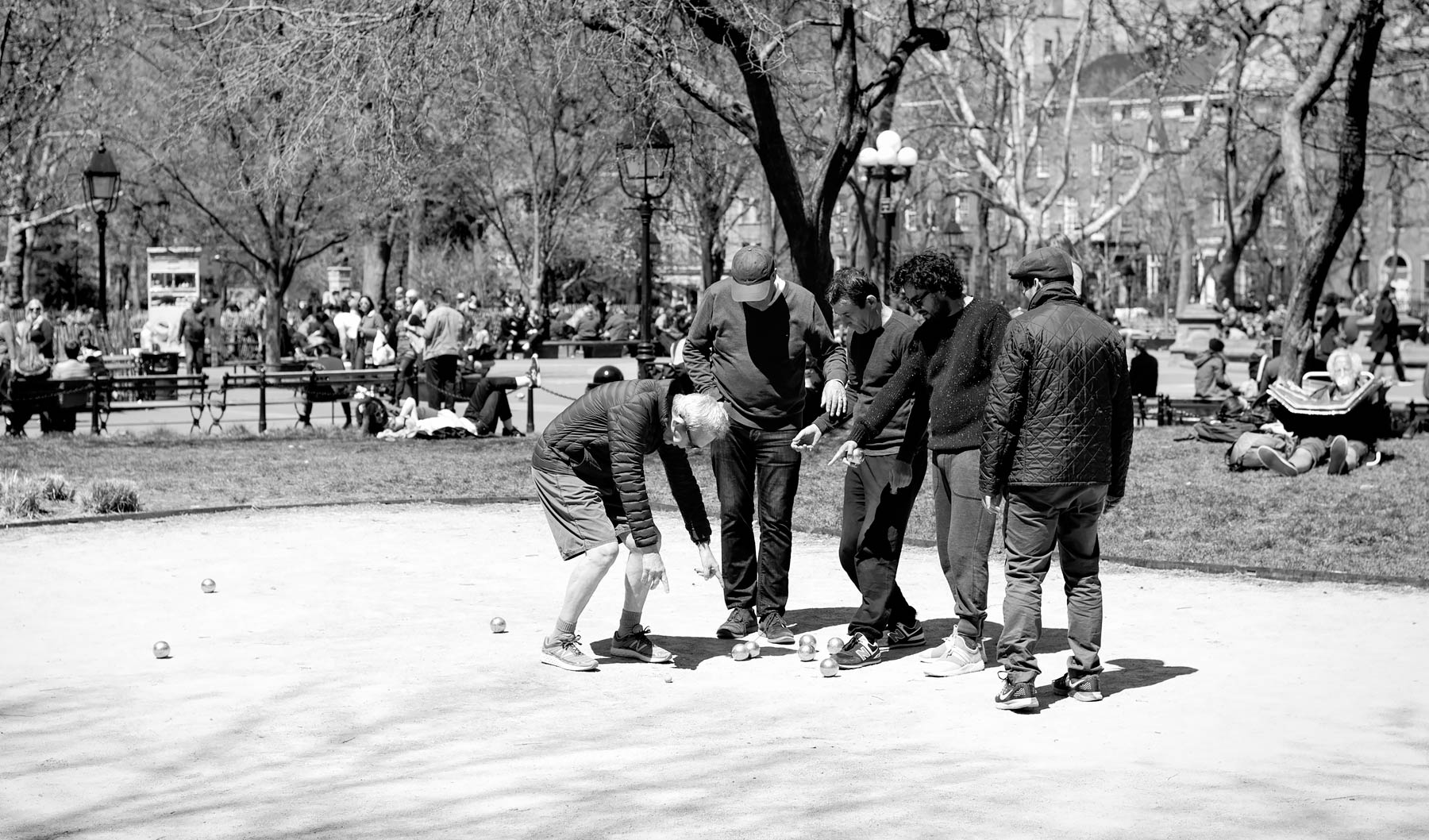 Washington Square Park in New York. More New York moments in black & white on Urban Pixxels: https://richmondapp.com/new-york-bw 