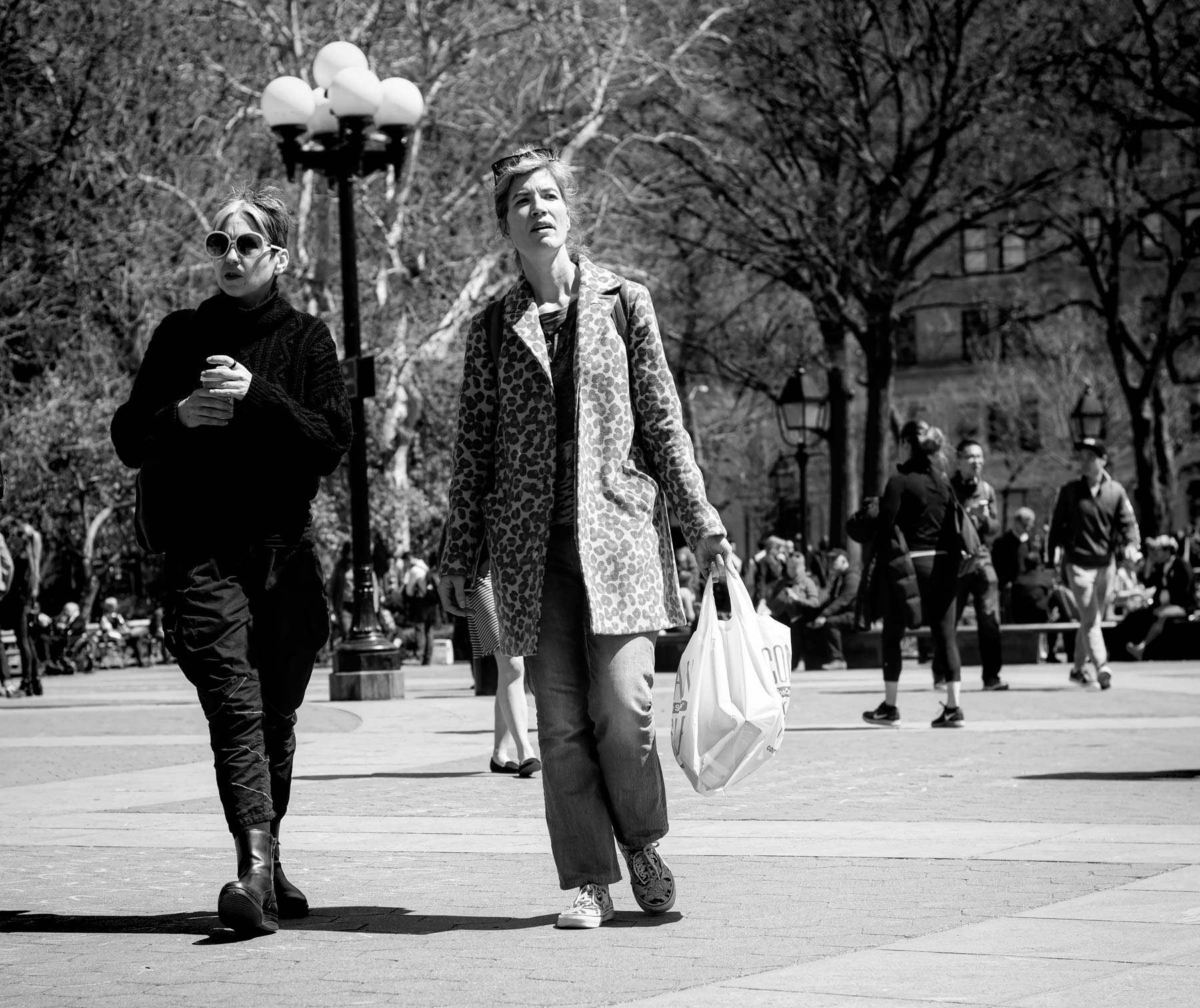 Washington Square Park in New York. More New York moments in black & white on Urban Pixxels: https://richmondapp.com/new-york-bw 