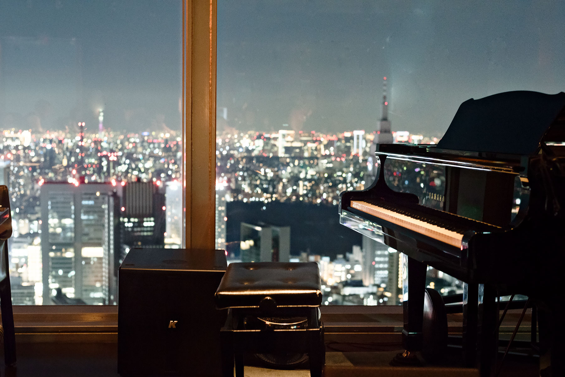 Favorite Things to Do & Places to Eat in Tokyo - Video & Photos on Urban Pixxels (urbanpixxels.com) | The New York Bar on the 52nd floor of the Park Hyatt Hotel (from Lost in Translation)