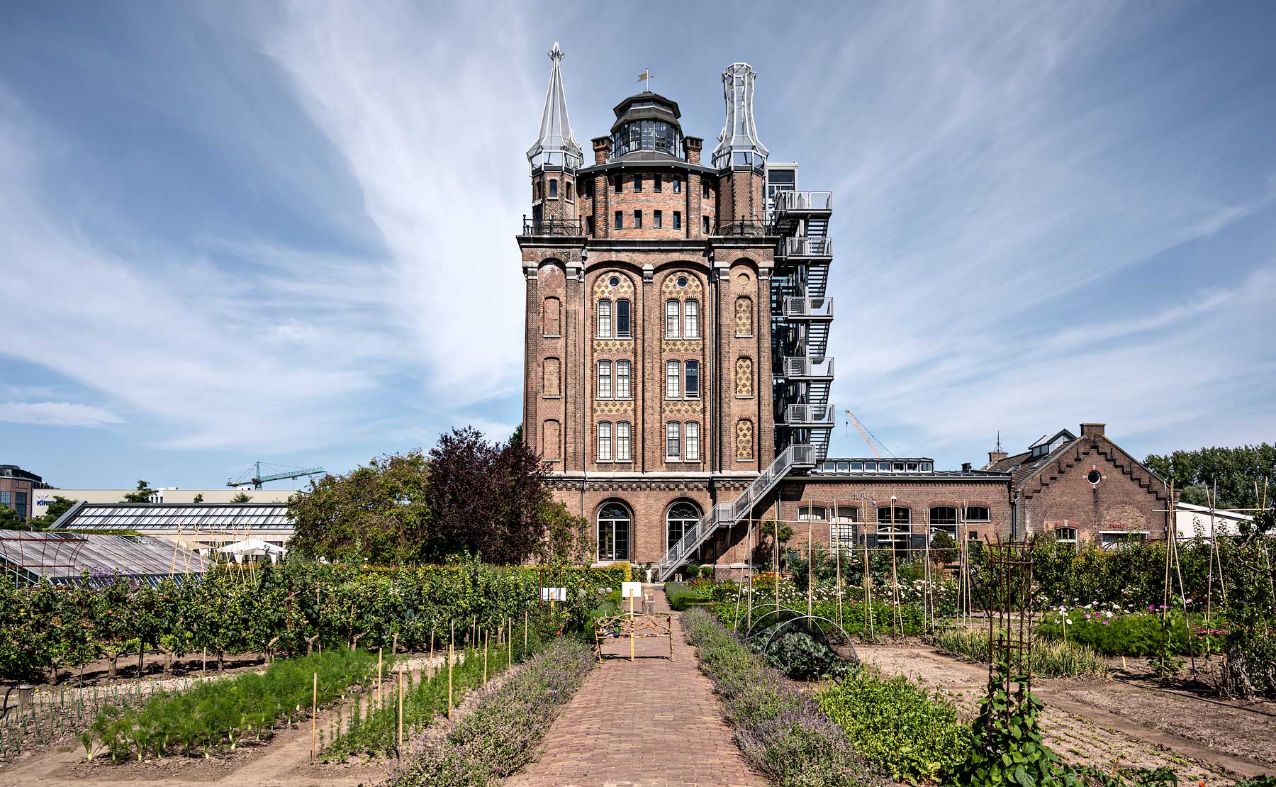 Watertoren en tuin van Villa Augustus in Dordrecht