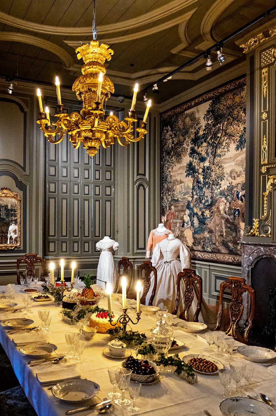 Zaal met gedekte tafel in Huis van Gijn, museum in Dordrecht